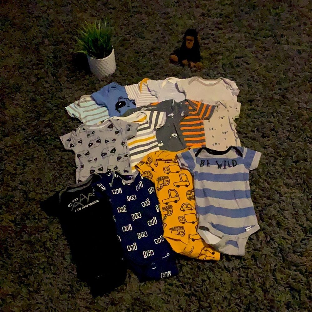 💛 Boys Bundle of Gerber onesies - 6/9 months